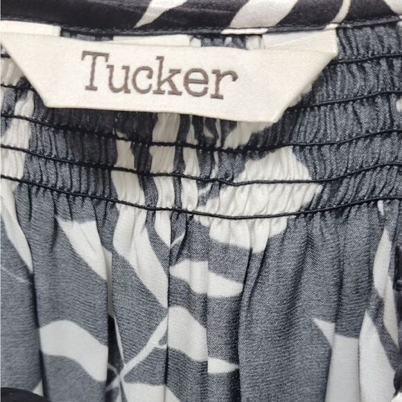 Tucker NYC The Classic Blouse Top Black Palm Floral 100 Silk Small - Picture 2 of 7